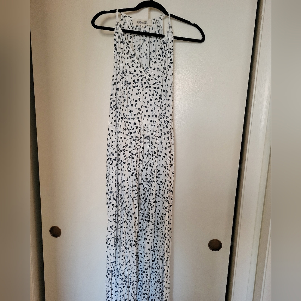 Diane Von Furstenberg Maxi sleeveless key hole dress, Size M